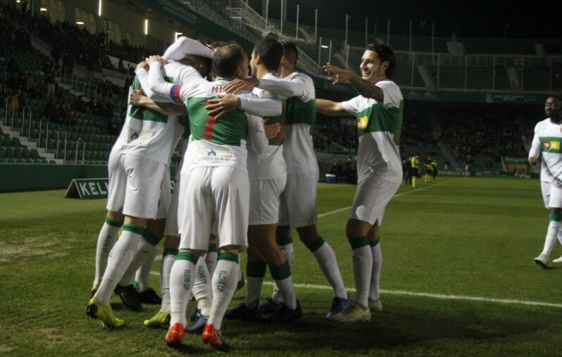 Los jugadores del Elche celebran un gol ante el Almería / LFP